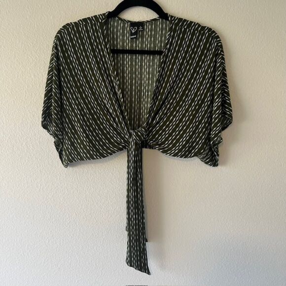 Windsor Short Sleeve Tie Front Crop Top Size S Green White Pattern - Picture 1 of 4